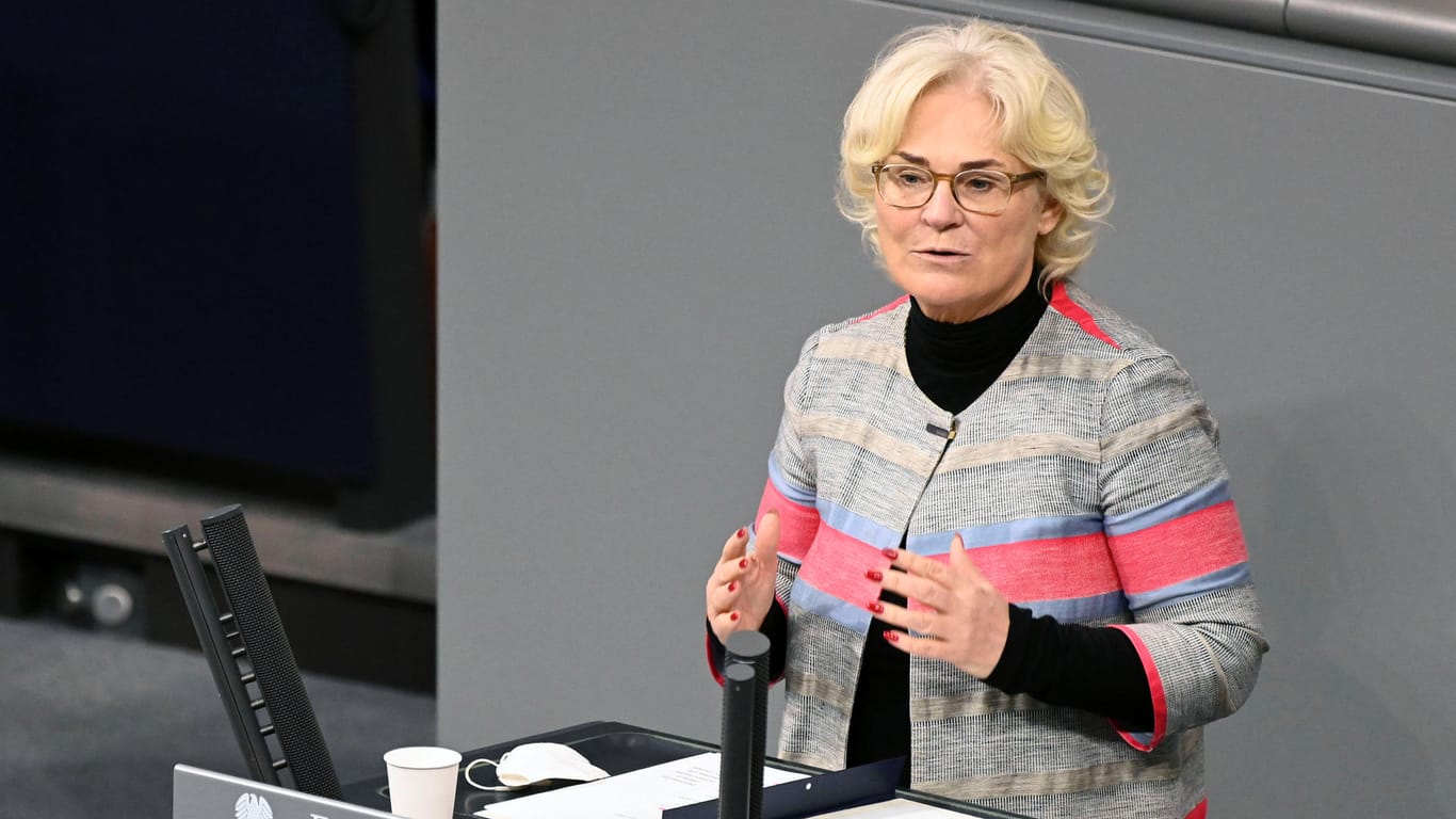 Christine Lambrecht: Die Verteidigungsministerin sagte, Deutschland werde der Ukraine 5.000 militärische Schutzhelme liefern.