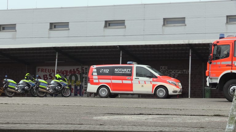 Ein Notarzt vor der Schule in Essen: Eine Elfjährige ist bei einem Unfall im Unterricht verletzt worden.