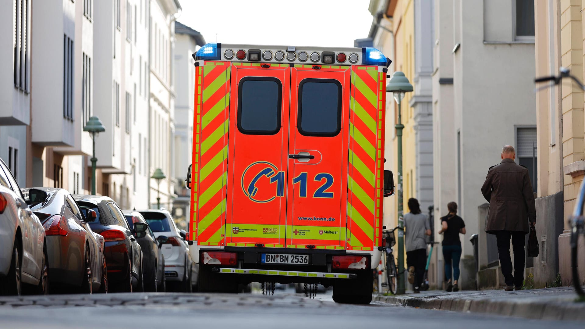 Rettungswagen (Symbolbild): Für die Ehefrau des 86-Jährigen kam jede Hilfe zu spät.