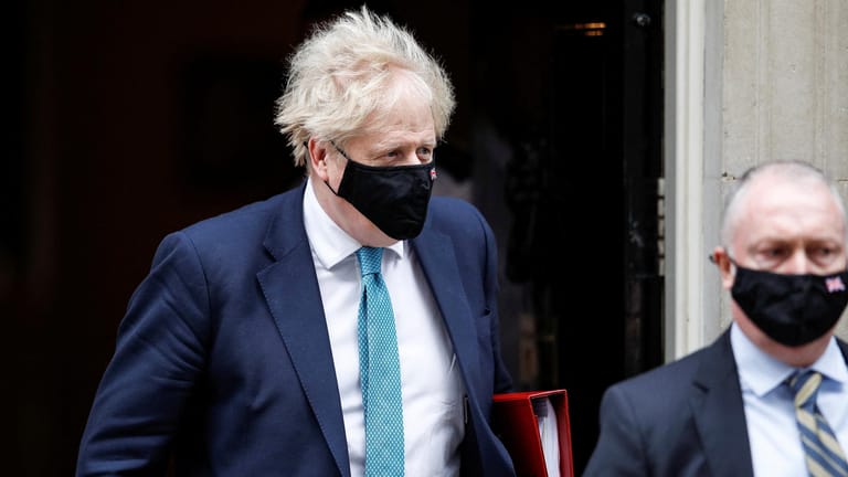 Premierminister Boris Johnson auf dem Weg ins Parlament: Trotz diverser Vorwürfe wegen Corona-Verstößen will er im Amt bleiben.