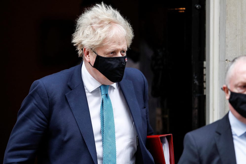 Premierminister Boris Johnson auf dem Weg ins Parlament: Trotz diverser Vorwürfe wegen Corona-Verstößen will er im Amt bleiben.