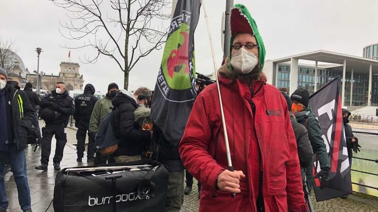 Aktivist "Schnappi": Er demonstriert in Berlin gegen "Querdenker".
