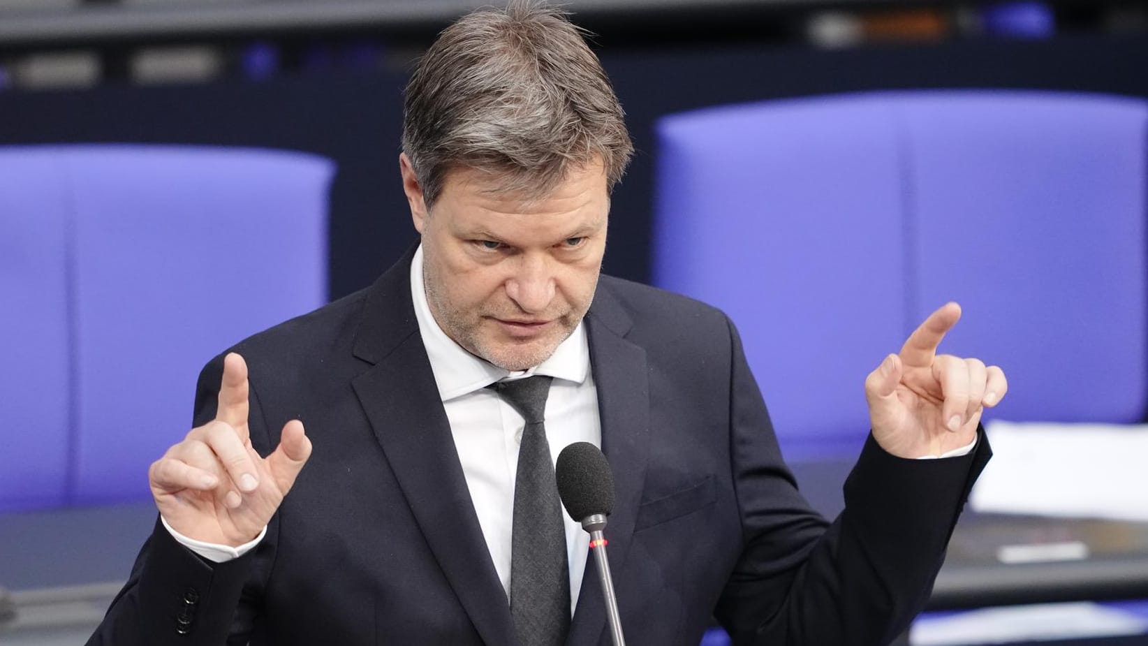 Robert Habeck (Grüne): Der Wirtschafts- und Klimaschutzminister stellt sich den Fragen des Bundestags. Robert Habeck (Grüne): Der Wirtschafts- und Klimaschutzminister stellt sich den Fragen des Bundestags.