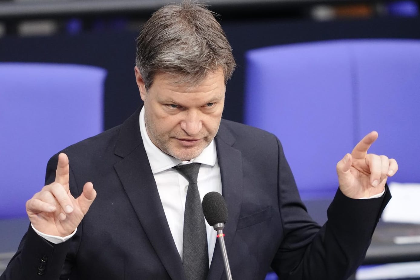 Robert Habeck (Grüne): Der Wirtschafts- und Klimaschutzminister stellt sich den Fragen des Bundestags.