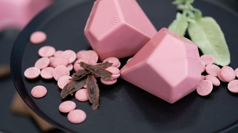 Natürliche Farbe: Dass die Ruby-Schokolade nicht braun wie andere Schokoladenarten glänzt, verdankt sie ihren rötlichen Kakaobohnen.