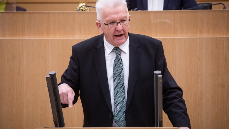 Ministerpräsident Winfried Kretschmann (Bündnis 90/Die Grünen) spricht im Plenarsaal und informiert über die neuen Corona-Regeln in Baden-Württemberg.