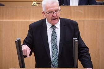 Ministerpräsident Winfried Kretschmann (Bündnis 90/Die Grünen) spricht im Plenarsaal und informiert über die neuen Corona-Regeln in Baden-Württemberg.
