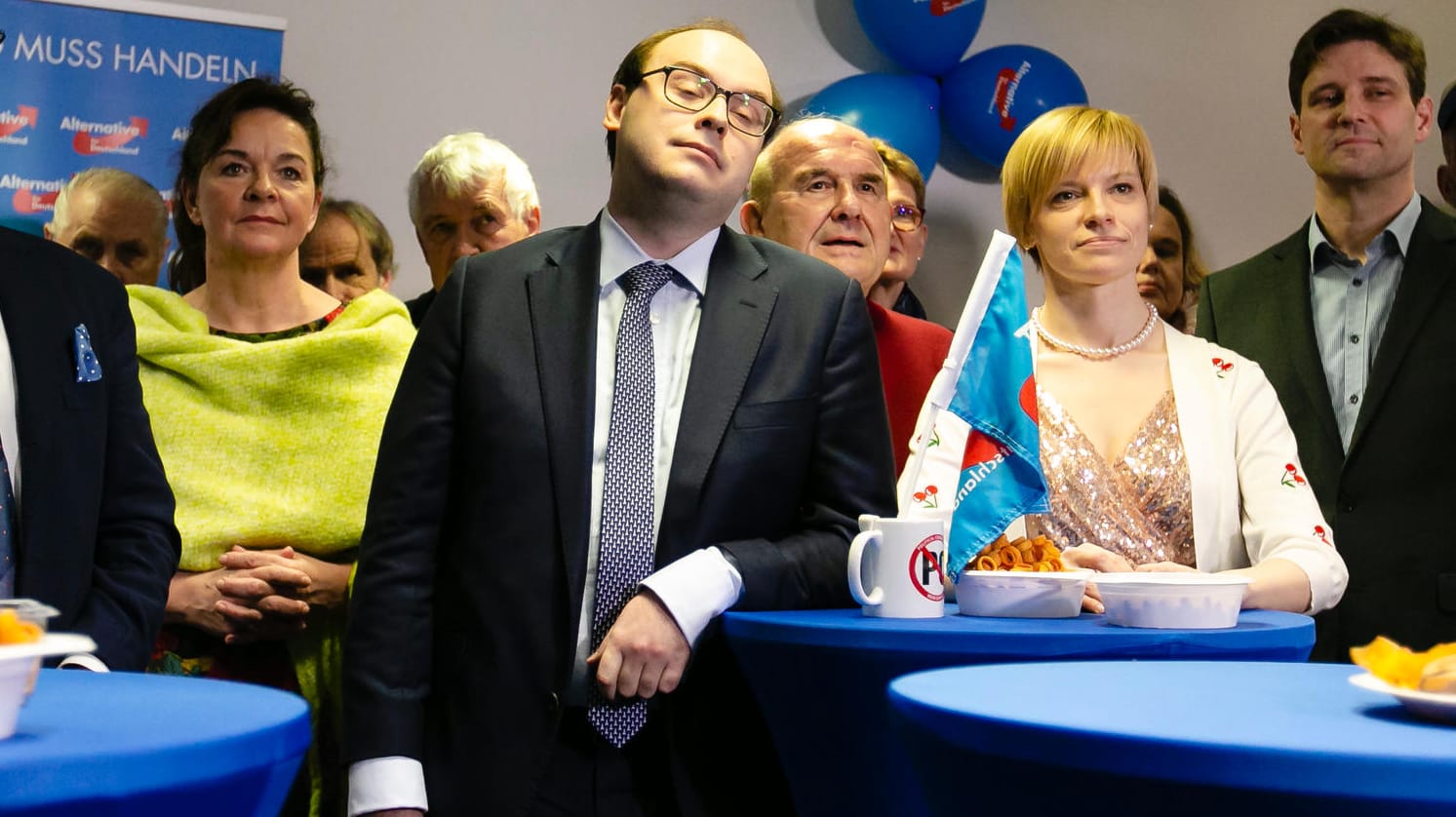 Alexander Wolf (l), Krzysztof Walczak und Olga Petersen (Archivbild): Die AfD-Politikerin darf nun ohne Maske in die Bürgerschaft.