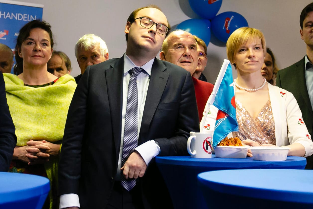 Alexander Wolf (l), Krzysztof Walczak und Olga Petersen (Archivbild): Die AfD-Politikerin darf nun ohne Maske in die Bürgerschaft.