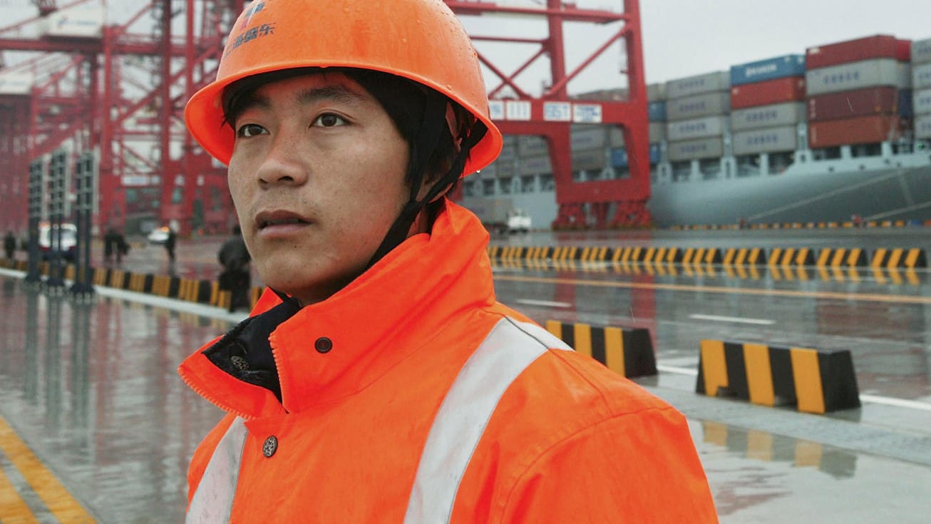 Mitarbeiter vor dem Yangshan-Tiefseehafen in Shanghai: Es ist der größte Hafen der Welt – und in der Stadt sind bereits erste Omikron-Fälle aufgetreten.