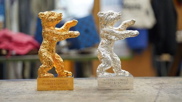 Ein Goldener und ein Silberner Bär, Trophäen der Berlinale, der Internationalen Filmfestspiele Berlin. Ein Goldener und ein Silberner Bär, Trophäen der Berlinale, der Internationalen Filmfestspiele Berlin.