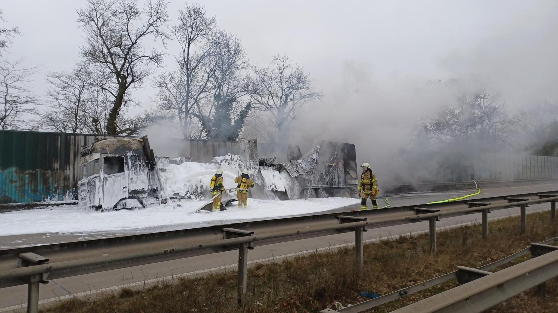 Ein mit Lebensmittel beladener Lkw fing auf der A1 auf der Höhe der Anschlussstelle Bremen-Arsten Feuer: Durch eine Vollsperrung kam es zu langen Staus.