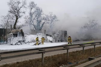 Ein mit Lebensmittel beladener Lkw fing auf der A1 auf der Höhe der Anschlussstelle Bremen-Arsten Feuer: Durch eine Vollsperrung kam es zu langen Staus.
