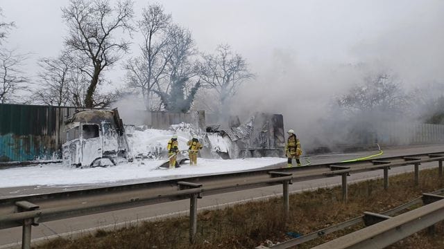 Brennender LKW sorgt für Vollsperrung auf der A1 Brennender LKW sorgt für Vollsperrung auf der A1
