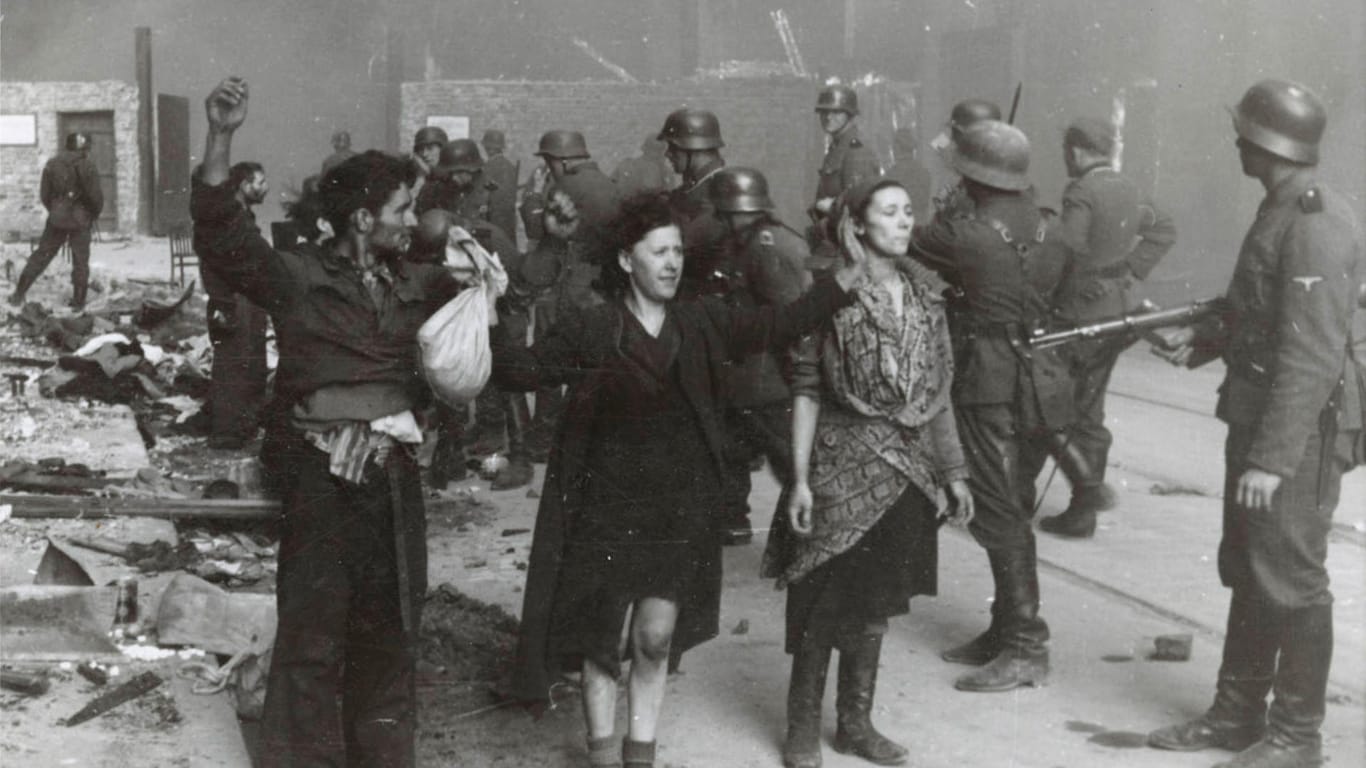 Aufstand im Warschauer Ghetto: Jüdische Frauen wie Hasia Szylgold-Szpiro (v. r.) kämpften gegen die SS, die das Ghetto "liquidieren" wollte (Das Foto entstammt dem sogenannten Stroop-Bericht).