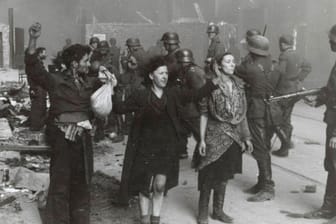Aufstand im Warschauer Ghetto: Jüdische Frauen wie Hasia Szylgold-Szpiro (v. r.) kämpften gegen die SS, die das Ghetto "liquidieren" wollte (Das Foto entstammt dem sogenannten Stroop-Bericht).