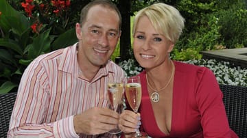 Juli 2009: Die Moderatorin Sonja Zietlow mit ihrem Ehemann Jens Oliver Haas bei einem Golfturnier.