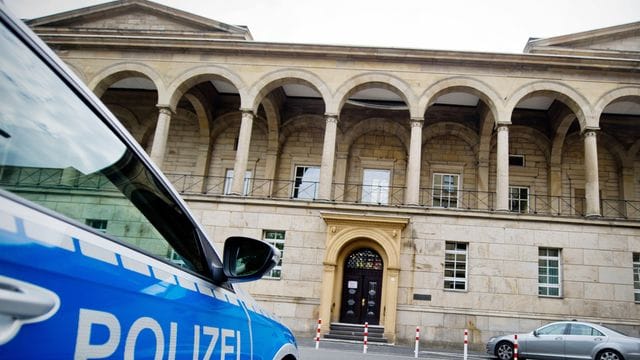 Vor der Jugendkammer des Landgerichts Wuppertal ist ein 22-Jähriger wegen schweren sexuellen Missbrauchs an vier Kindern angeklagt.