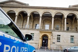 Vor der Jugendkammer des Landgerichts Wuppertal ist ein 22-Jähriger wegen schweren sexuellen Missbrauchs an vier Kindern angeklagt.