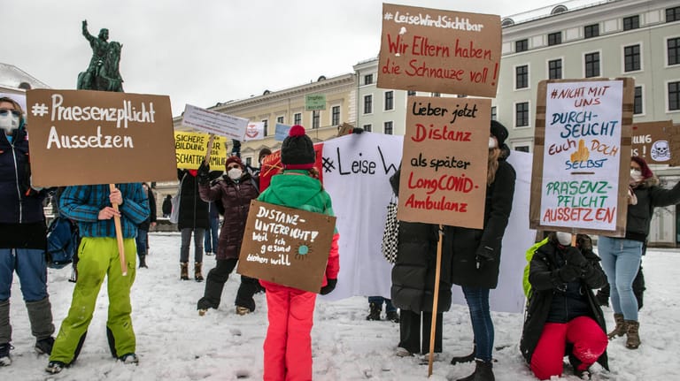 In München demonstrierten Eltern und Schüler am Samstag für eine Aussetzung der Präsenzpflicht an Schulen.