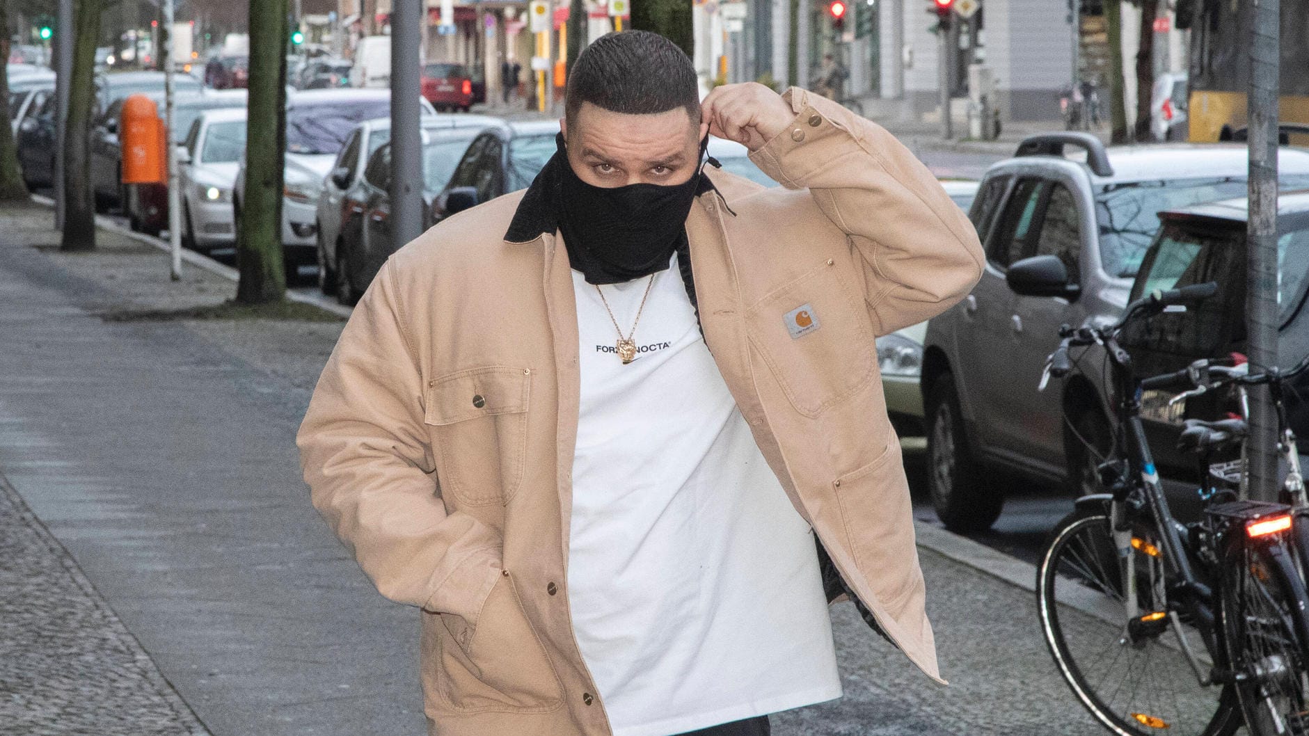 Der Rapper Fler trägt ein Tuch als Mundschutz (Archivbild): Er konnte am Mittwoch nicht vernommen werden.