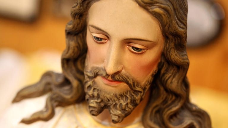 Eine Jesusfigur (Archivbild): In Dormagen hat ein Pfarrer auf die Missbrauchsfälle in der Kirche reagiert.
