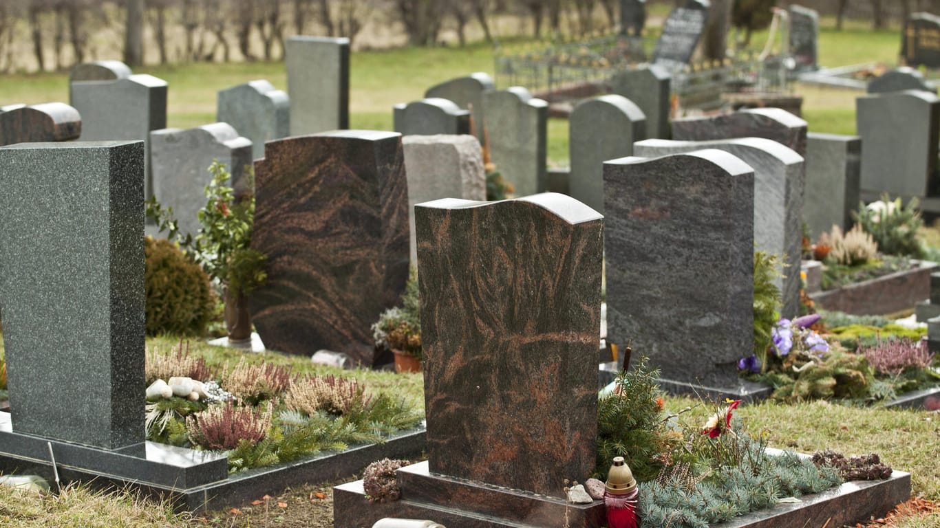 Gräber auf einem Friedhof (Symbolbild): Die beiden hatten die Leiche auf einem Friedhof verscharrt.
