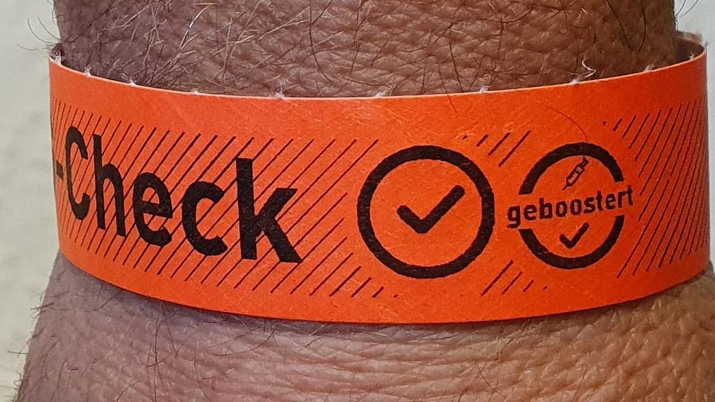 Ein Arm mit "Geboostert-Band": Mit den Bändern soll der Zugang zu Restaurants und Kultureinrichtungen etwas unkomplizierter werden. Ein Arm mit "Geboostert-Band": Mit den Bändern soll der Zugang zu Restaurants und Kultureinrichtungen etwas unkomplizierter werden.