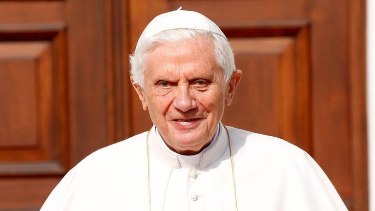 Papst Benedikt XVI (Archivbild): Auch ihm werden in dem Gutachten schwere Vorwürfe gemacht – der Vatikan stellt sich schützend vor ihn.