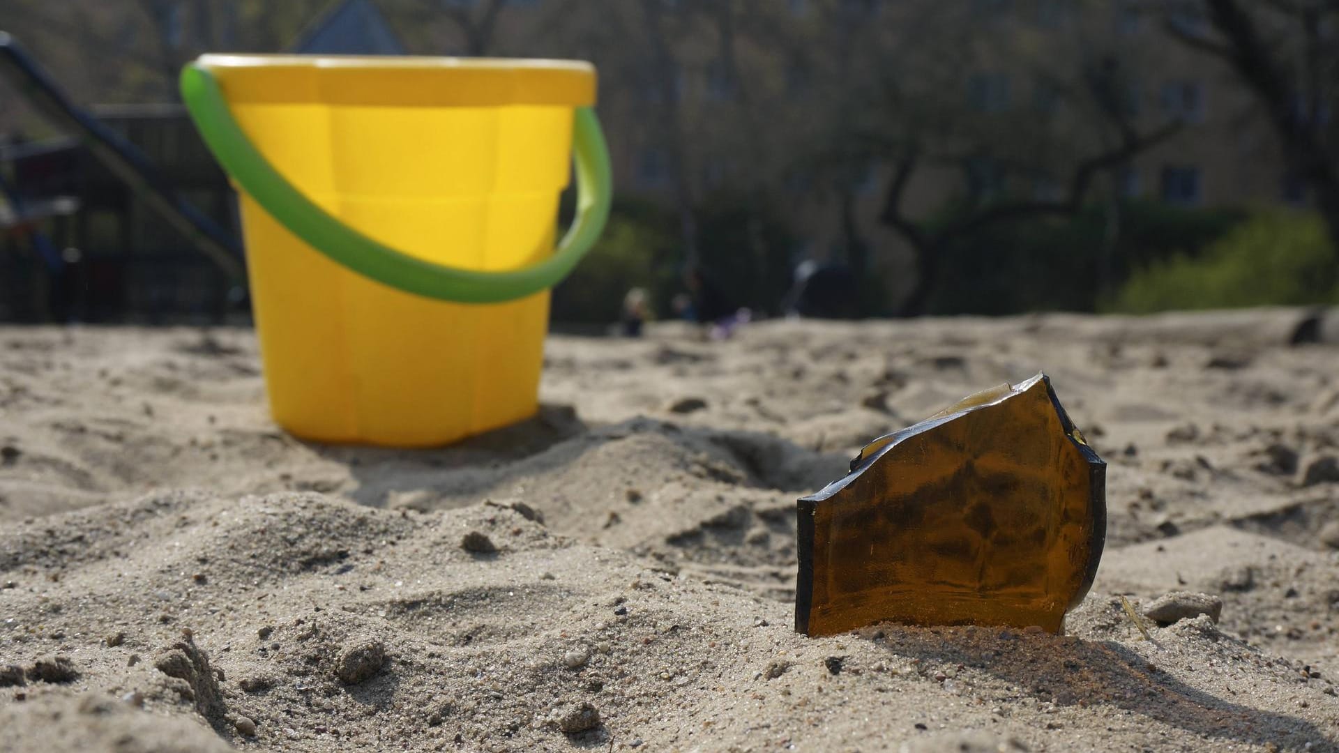 Scherbe auf einem Spielplatz (Symbolbild): Vor dem Ausgang des Spieltunnels wurden Glasscherben vergraben.