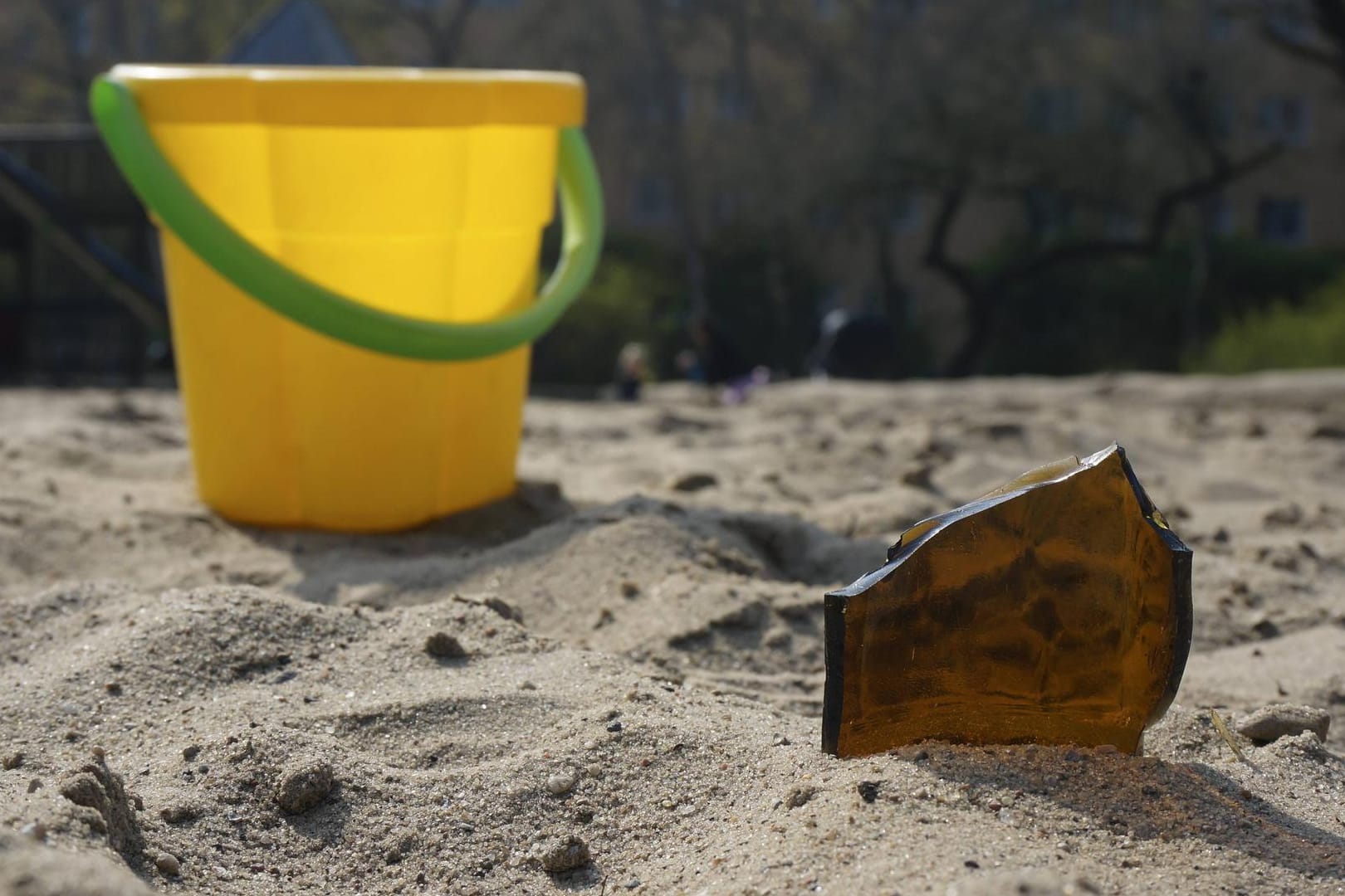 Scherbe auf einem Spielplatz (Symbolbild): Vor dem Ausgang des Spieltunnels wurden Glasscherben vergraben.