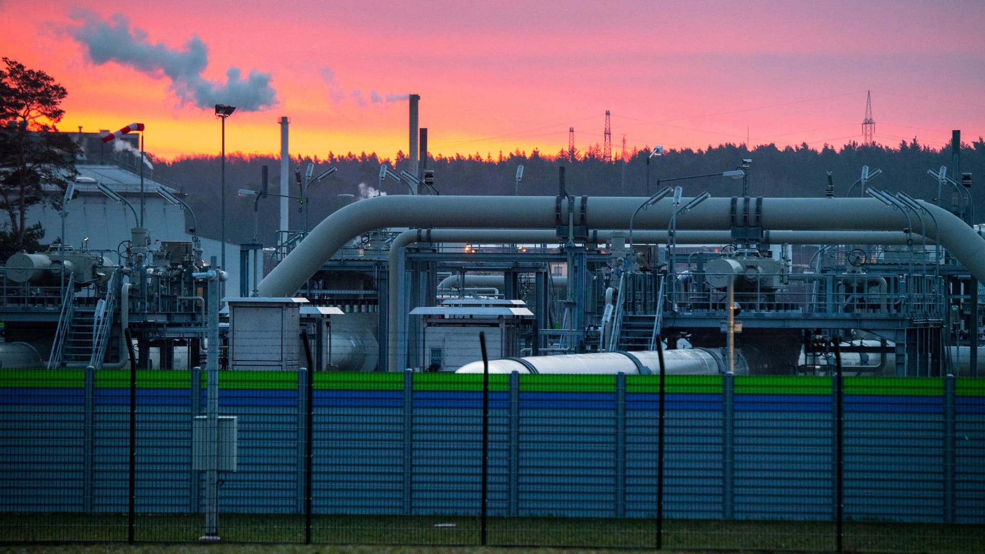 Blick auf Rohrsysteme und Absperrvorrichtungen in der Gasempfangsstation der Ostseepipeline Nord Stream 2 in Lubmin.Blick auf Rohrsysteme und Absperrvorrichtungen in der Gasempfangsstation der Ostseepipeline Nord Stream 2 in Lubmin.