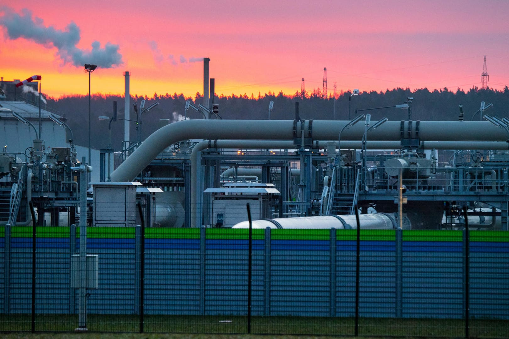 Blick auf Rohrsysteme und Absperrvorrichtungen in der Gasempfangsstation der Ostseepipeline Nord Stream 2 in Lubmin.Blick auf Rohrsysteme und Absperrvorrichtungen in der Gasempfangsstation der Ostseepipeline Nord Stream 2 in Lubmin.