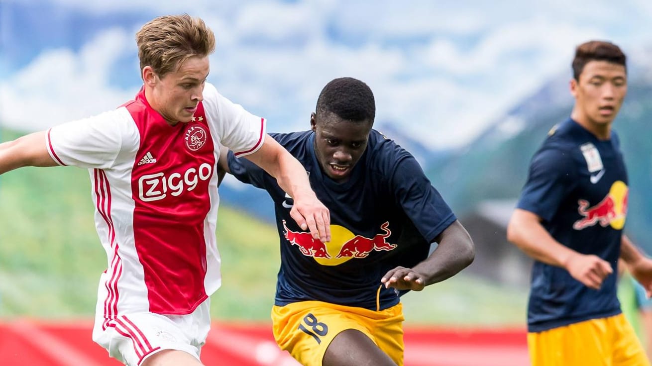 Dayot Upamecano attackiert im Trikot des FC Lieferung den heutigen Barça-Star Frenkie de Jong (damals Ajax, v.r., Archivbild, 2016).