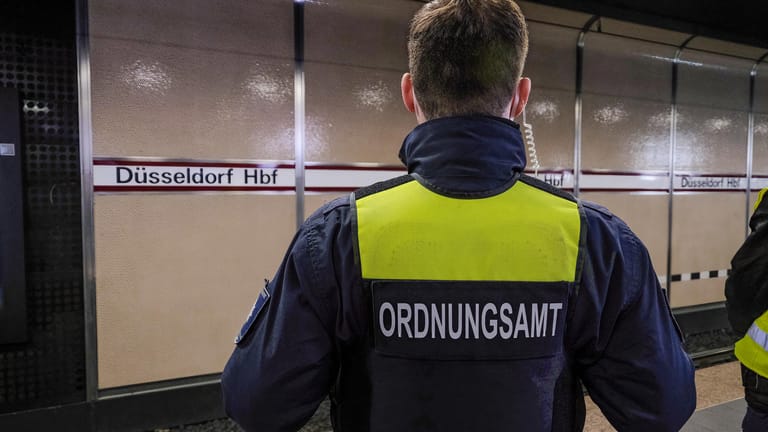 Ordnungsamtmitarbeiter am Hauptbahnhof Düsseldorf (Archivbild): Ein Mitarbeiter des Düsseldorfer Ordnungsamtes wurde wegen Körperverletzung zu einer Geldstrafe verurteilt.