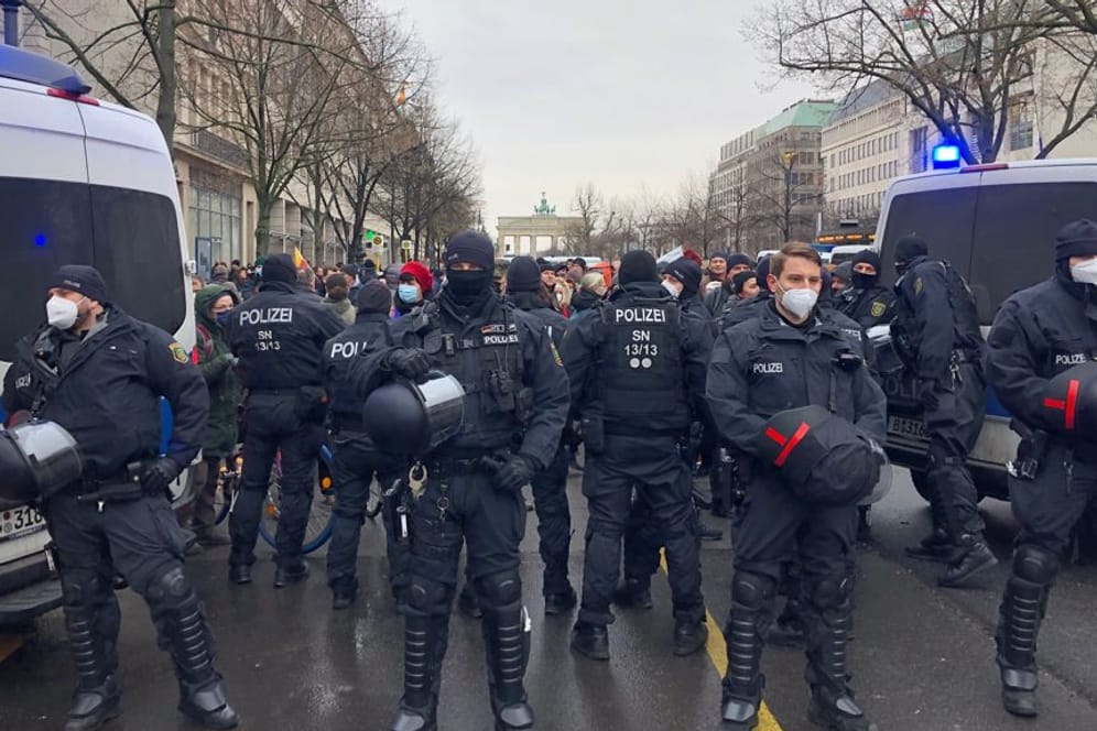 Eine Doppelkette der Polizei hindert Gegner der Coronamaßnahmen am Weitermarsch durch das Regierungsviertel: Mehrere hundert Personen hatten sich hier, direkt vor der russischen Botschaft und in Sichtweite des Brandenburger Tors, versammelt.