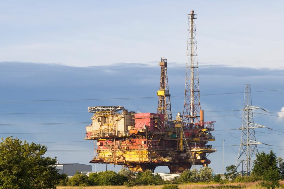 Eine britische Ölplattform (Symbolbild): Die Nordseesorte Brent ist so teuer wie zuletzt 2014.