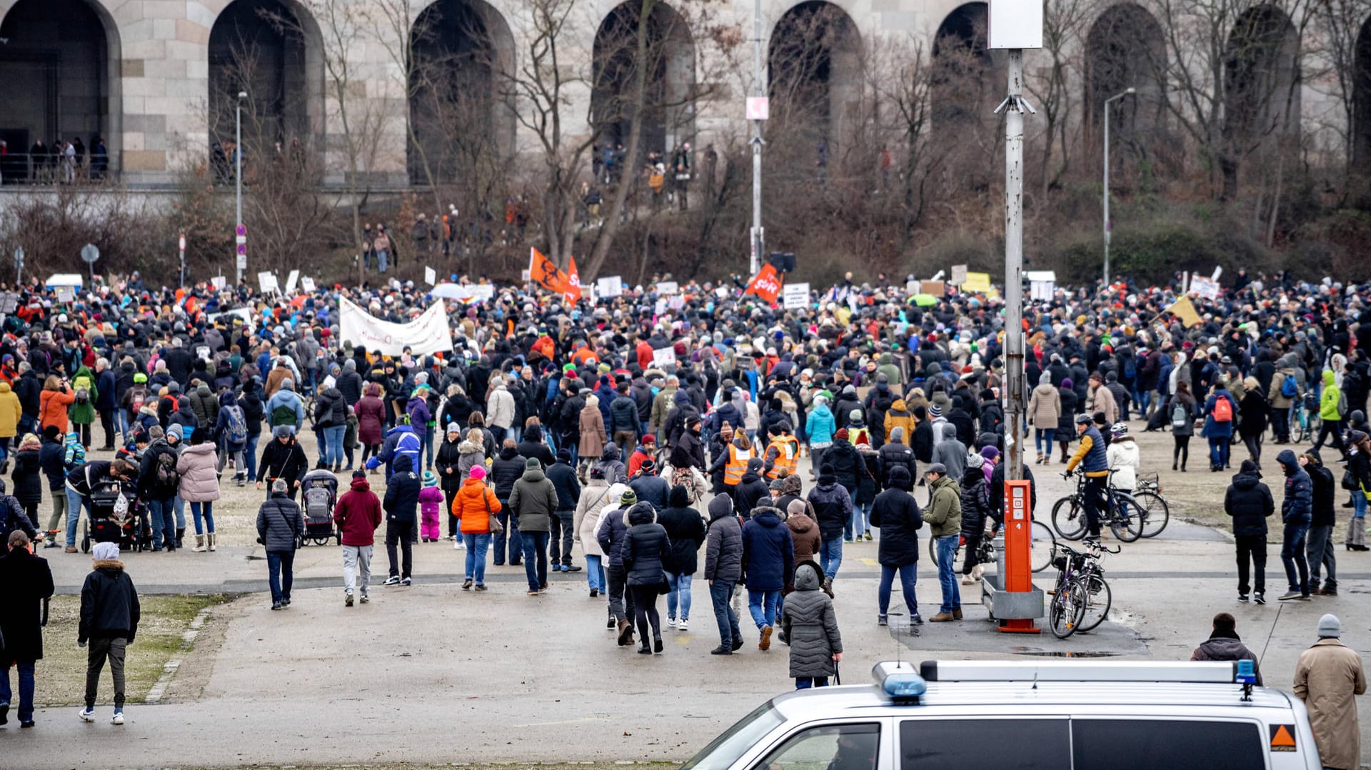 Demonstration gegen die Corona-Maßnahmen in Nürnberg (Archivbild): Schon Mitte Dezember waren etwa 15.000 Impfgegner in Nürnberg auf die Straße gegangen.