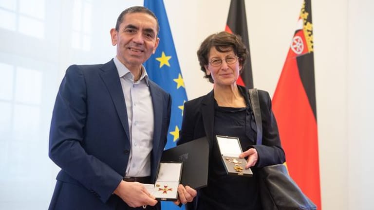 Biontech-Gründer Türeci (54) und Şahin (56) haben neben dem Landesverdienstorden bereits mehrere renommierte Auszeichnungen erhalten.