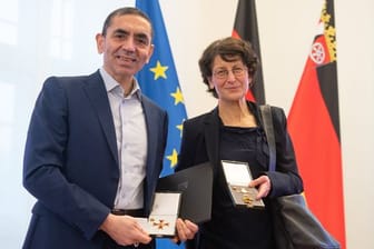 Biontech-Gründer Türeci (54) und Şahin (56) haben neben dem Landesverdienstorden bereits mehrere renommierte Auszeichnungen erhalten.