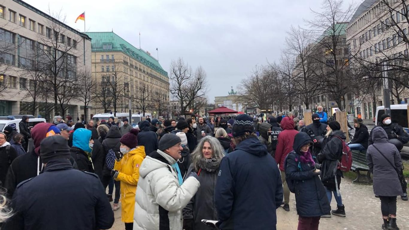 Gegner der Impfpflicht vor der russischen Botschaft, im Hintergrund das Brandenburger Tor: Die Demonstranten wurden kurz vorher von der Polizei eingekreist.