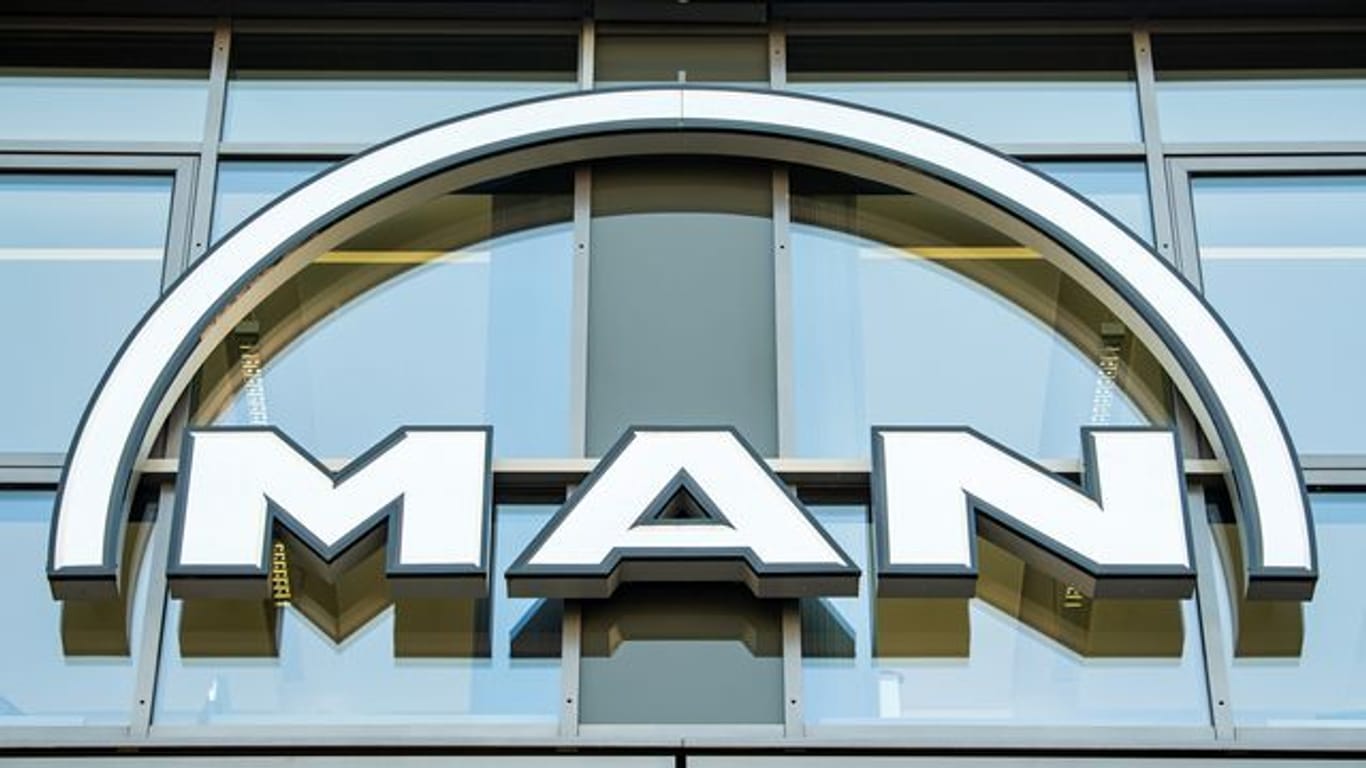Das MAN Logo hängt an einer Fassade