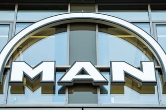 Das MAN Logo hängt an einer Fassade