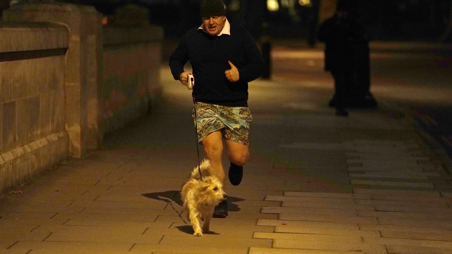 Boris Johnson joggt mit Hund Dilyn: Hat sich der britische Premier persönlich für das Ausfliegen von Hunden und Katzen aus Kabul eingesetzt?