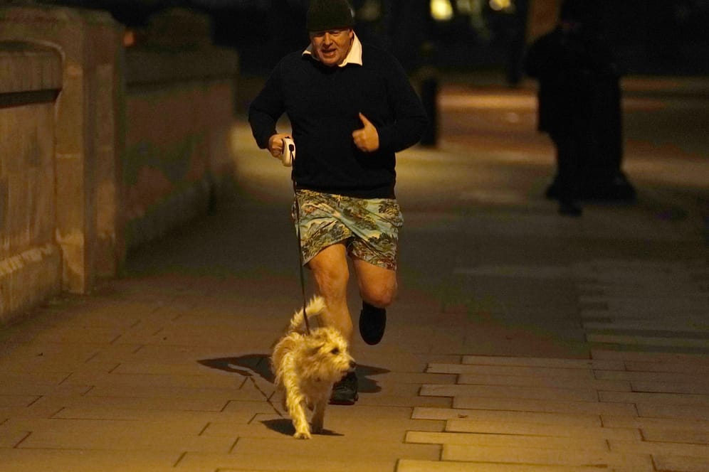 Boris Johnson joggt mit Hund Dilyn: Hat sich der britische Premier persönlich für das Ausfliegen von Hunden und Katzen aus Kabul eingesetzt?