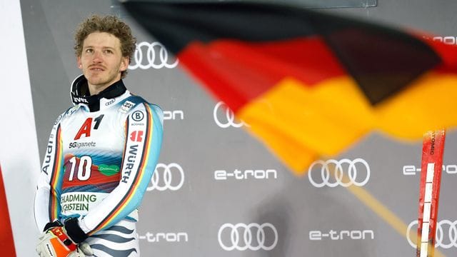 Linus Straßer steht in Schladming als Sieger auf dem Podium.