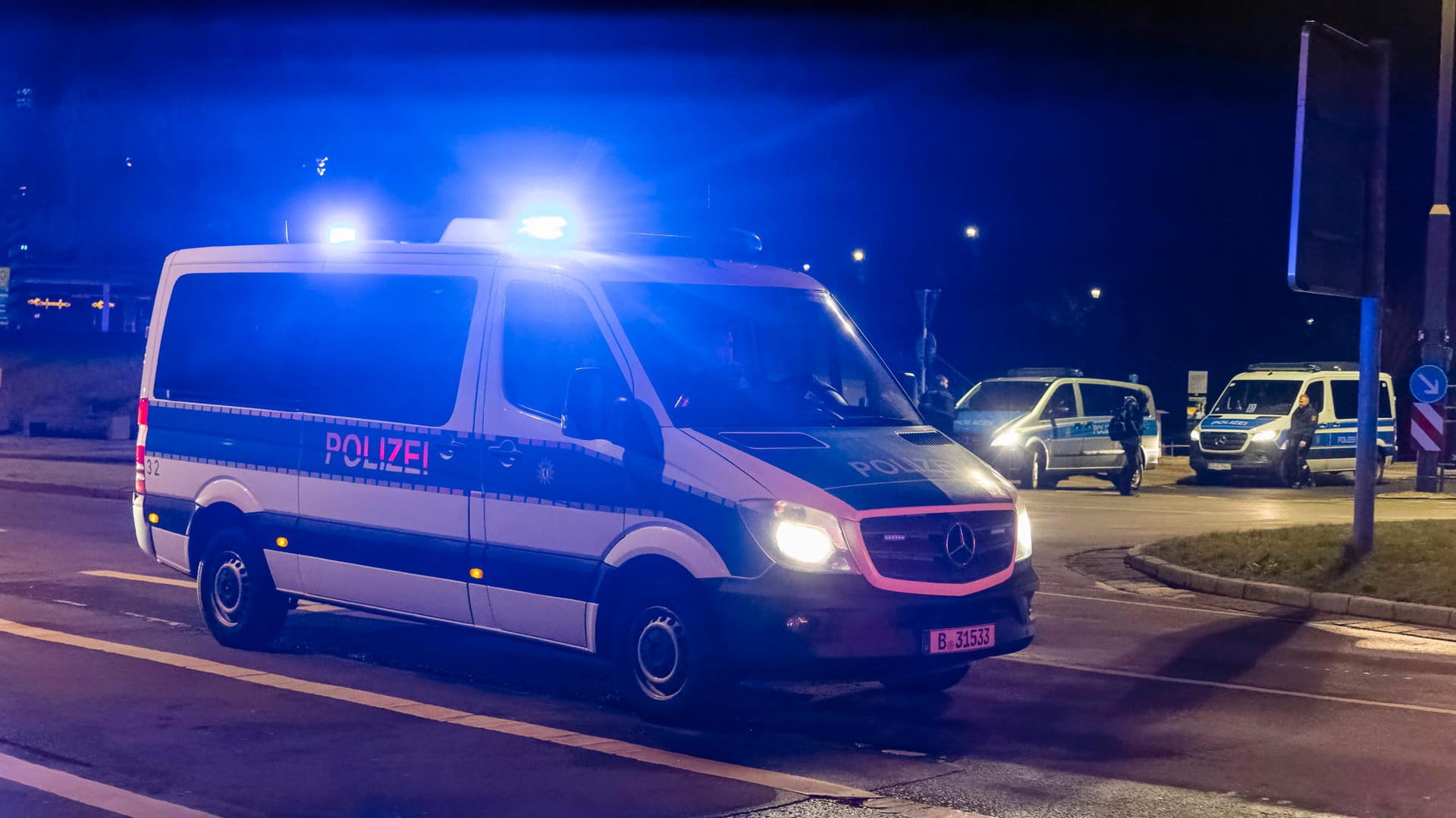 Einsatz der Berliner Polizei (Symbolbild): Einsatzkräfte nehmen zwei mutmaßliche Anführer einer fest. Einsatz der Berliner Polizei (Symbolbild): Einsatzkräfte nehmen zwei mutmaßliche Anführer einer fest.