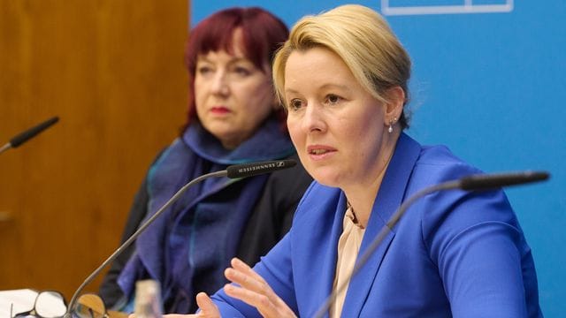 Franziska Giffey (r, SPD), Regierende Bürgermeisterin von Berlin