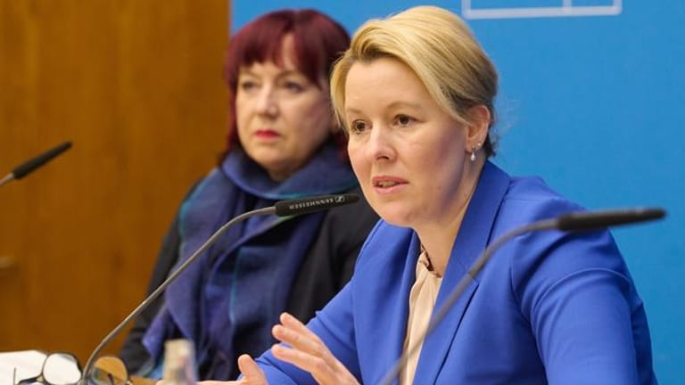 Franziska Giffey (r, SPD), Regierende Bürgermeisterin von Berlin
