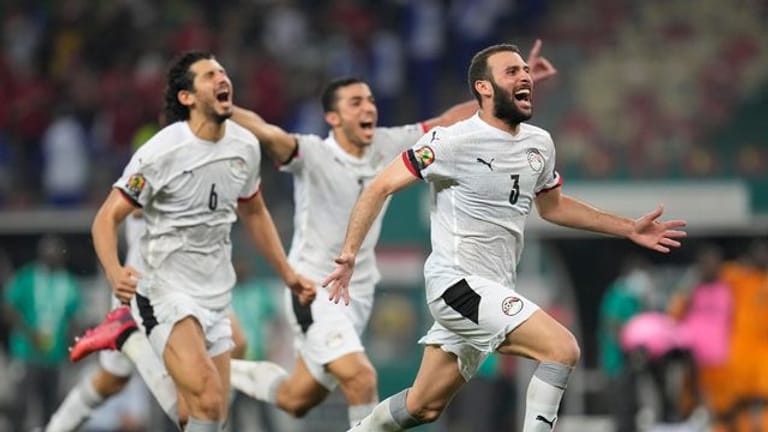 Ägyptens Spieler feiern den Sieg im Elfmeterschießen.
